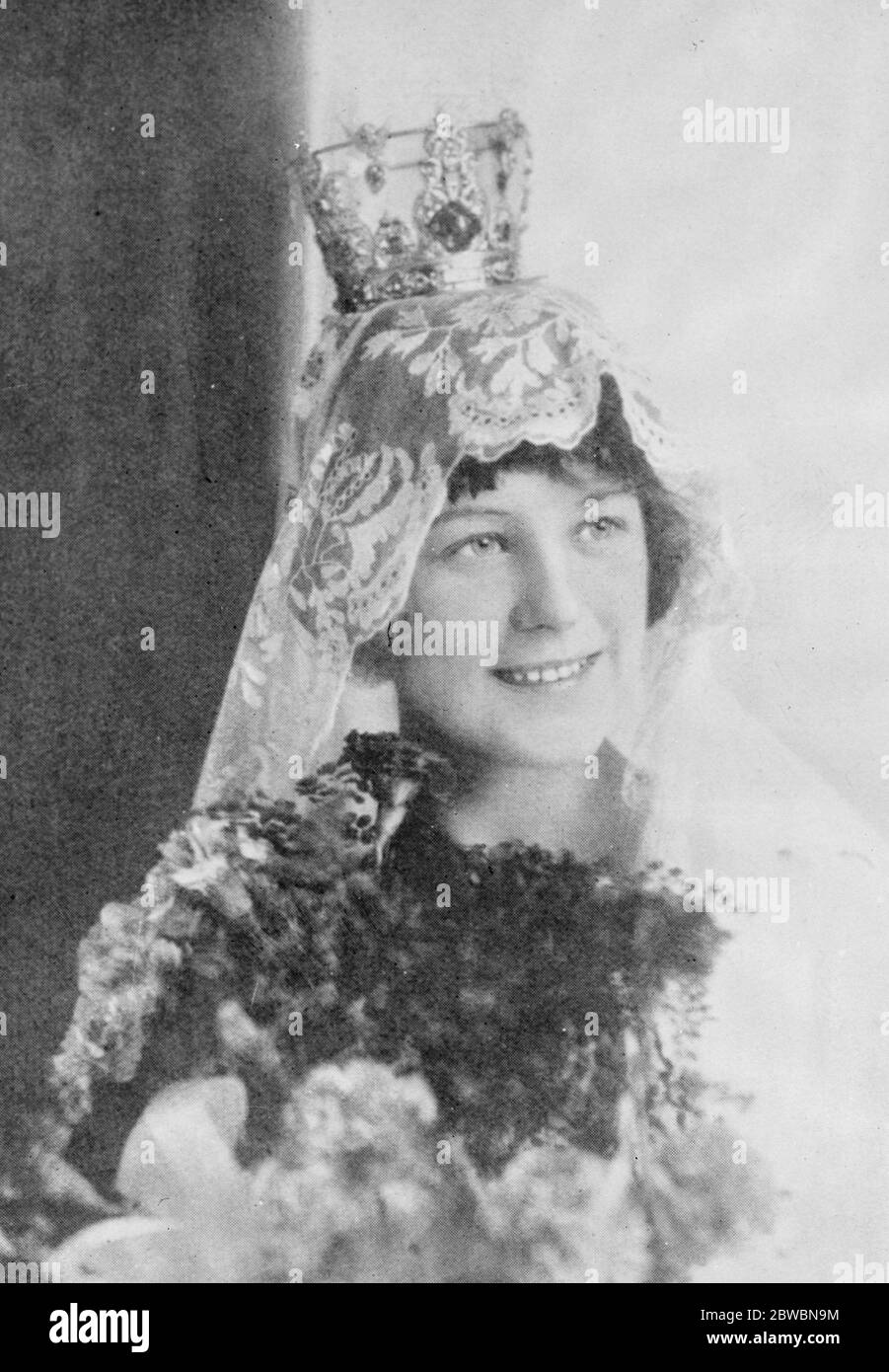 Sweedens Society Bride of the Year Miss Gorel Elizabeth Hintfeldt , di Svezia che ha appena sposato il conte Johna Gabriel Oxenstierna 13 novembre 1922 Foto Stock