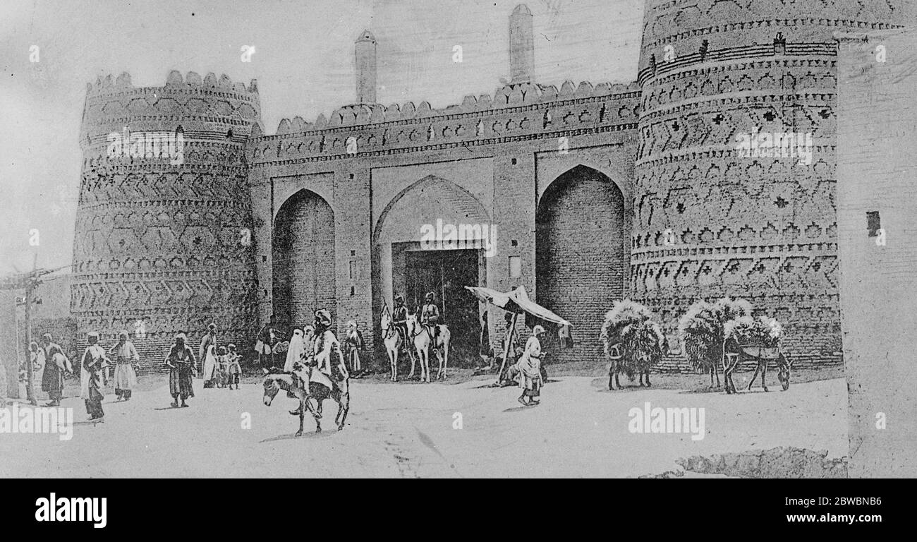 Pittoresca città persiana danneggiata dal terremoto UNA porta della città a Kerman . 29 settembre 1923 Foto Stock