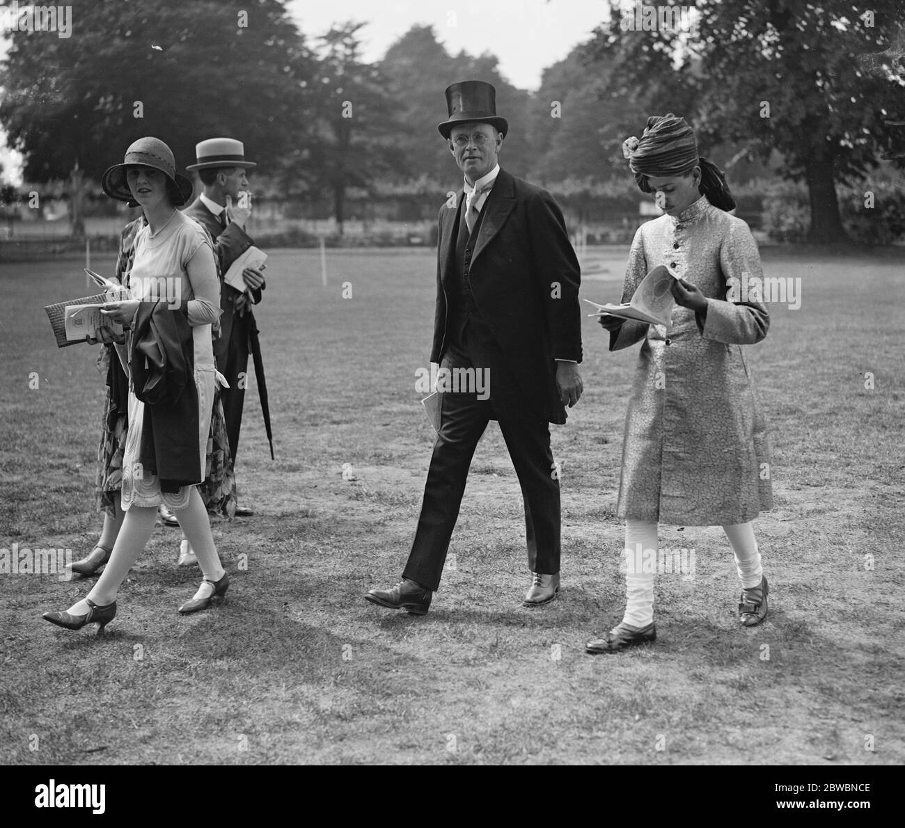 Festa dell'Impero Indiano al Ranelagh Raja Jucat di Kumar con il signor J C Woods 3 luglio 1929 Foto Stock