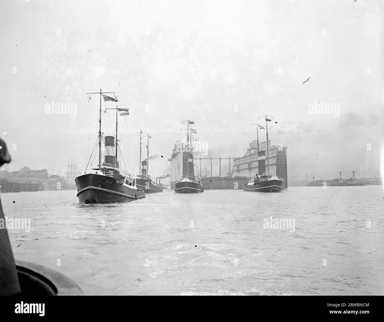 La prima metà del nuovo molo galleggiante per Singapore lascia il Tyne 21 giugno 1928 Foto Stock