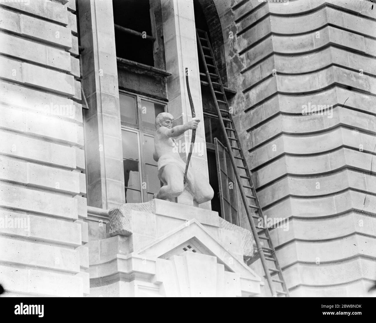 Misterioso Statuario sulla New County Ball di Londra la figura di un arciere che guarda lungo la strada del ponte Estminster dal terzo piano della sala 7 maggio 1920 Foto Stock