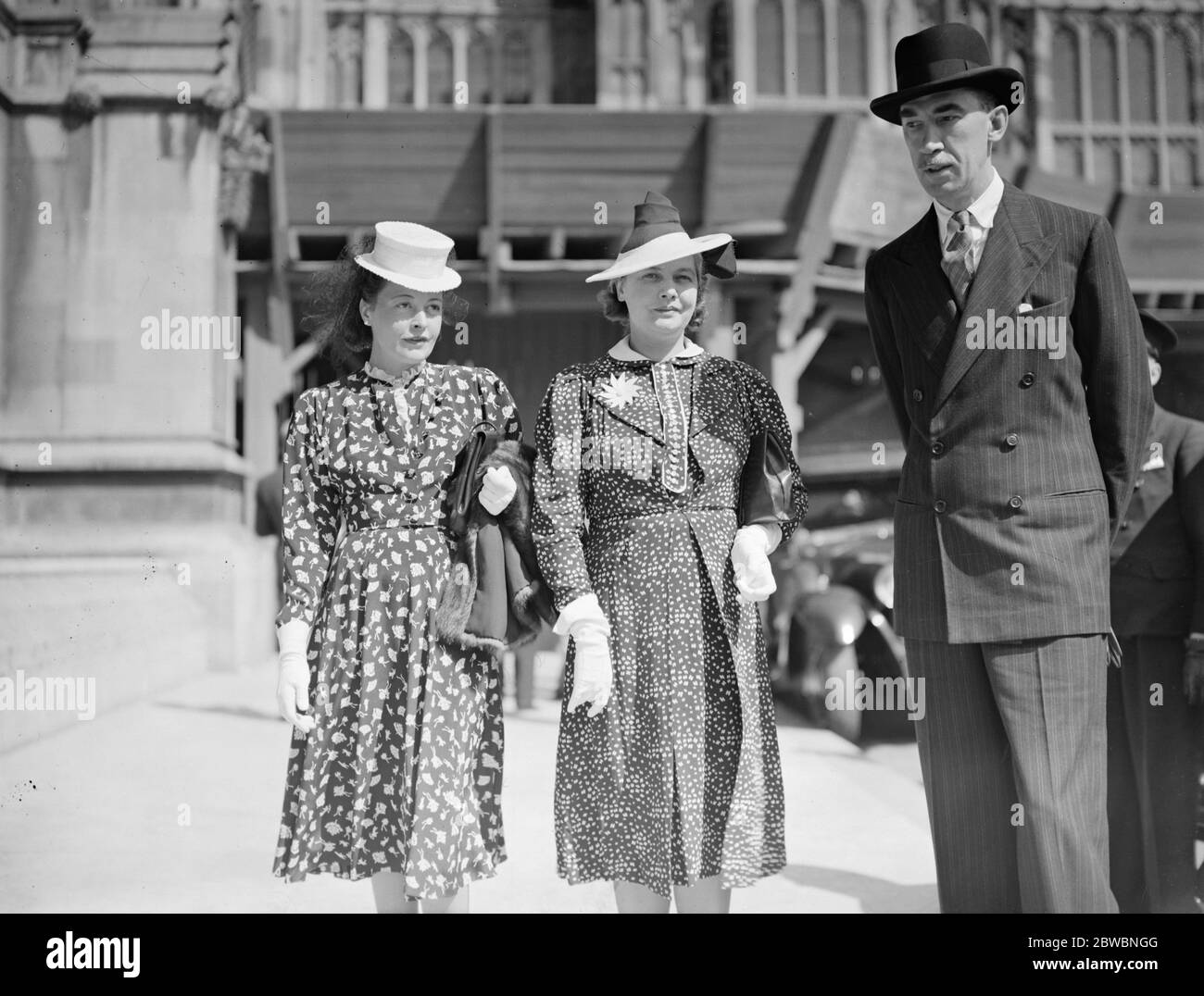 Al battesimo di Huloke presso la House of Commons , ospiti da sinistra a destra ; la signora Sherwood , la signora Bird e il signor Robert Sherwood, romanziere americano. 30 maggio 1939 Foto Stock