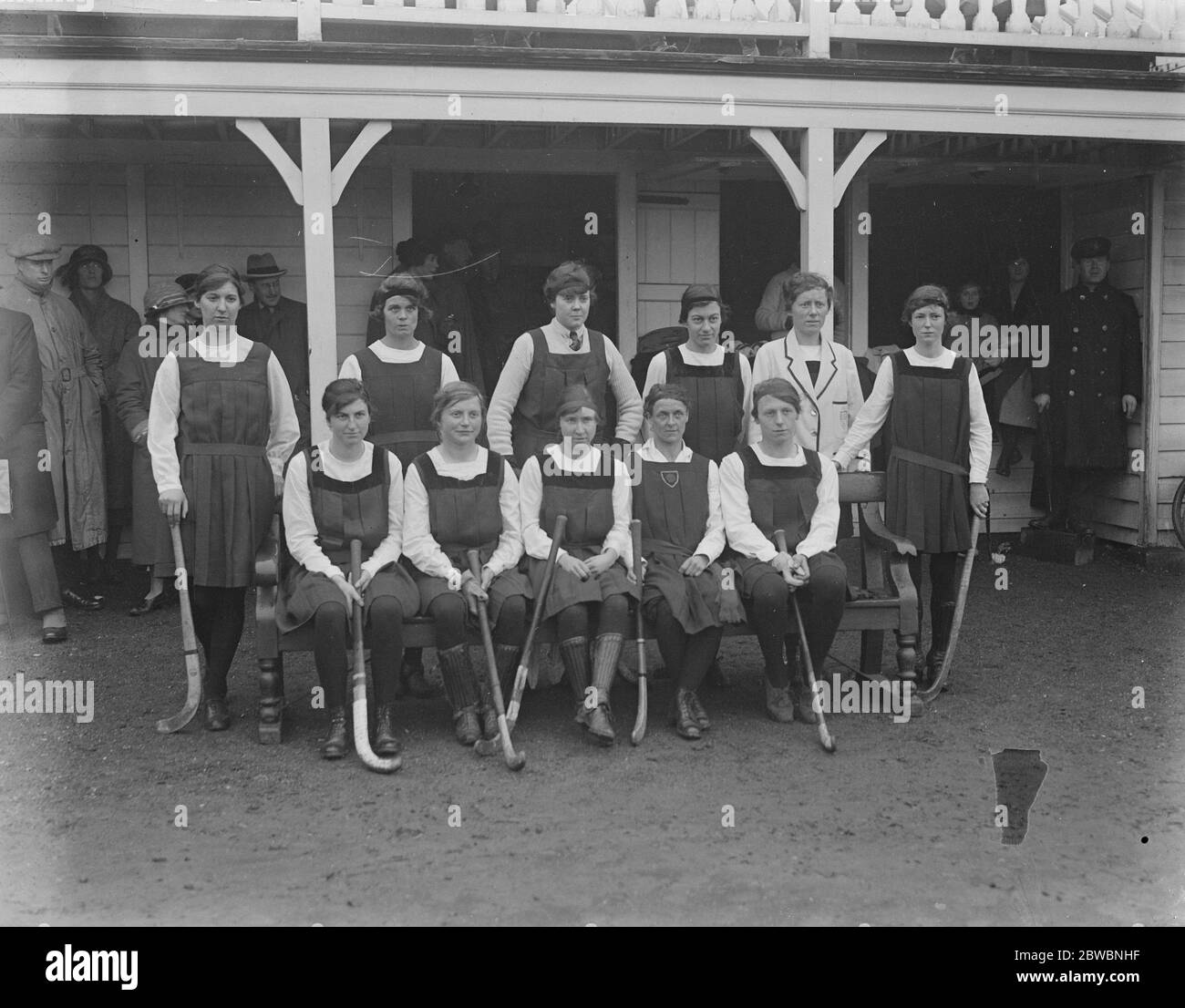 The Ladies Hockey at Surbiton All England contro il resto dell'Inghilterra il resto dell'Inghilterra Team 21 gennaio 1922 Foto Stock