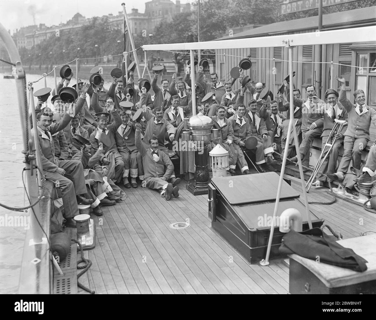 Tommies feriti a bordo del porto del conservatore di 'vaporiera' dell'autorità londinese Foto Stock