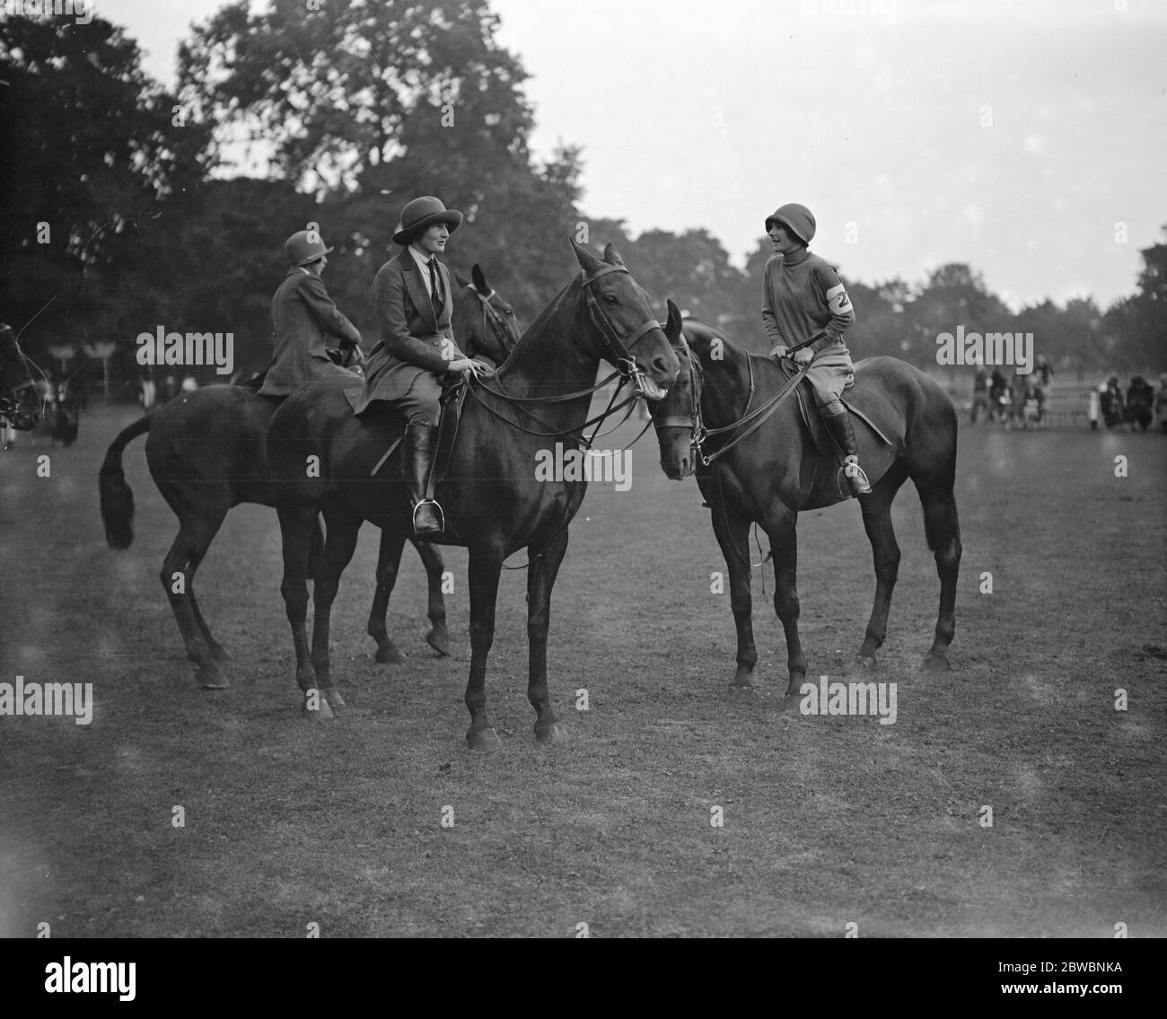 Ladies Mounted Sports a Ranelagh Lady Victoria Fielding ( a sinistra ) e Miss C Wardrobe p 1925 Foto Stock