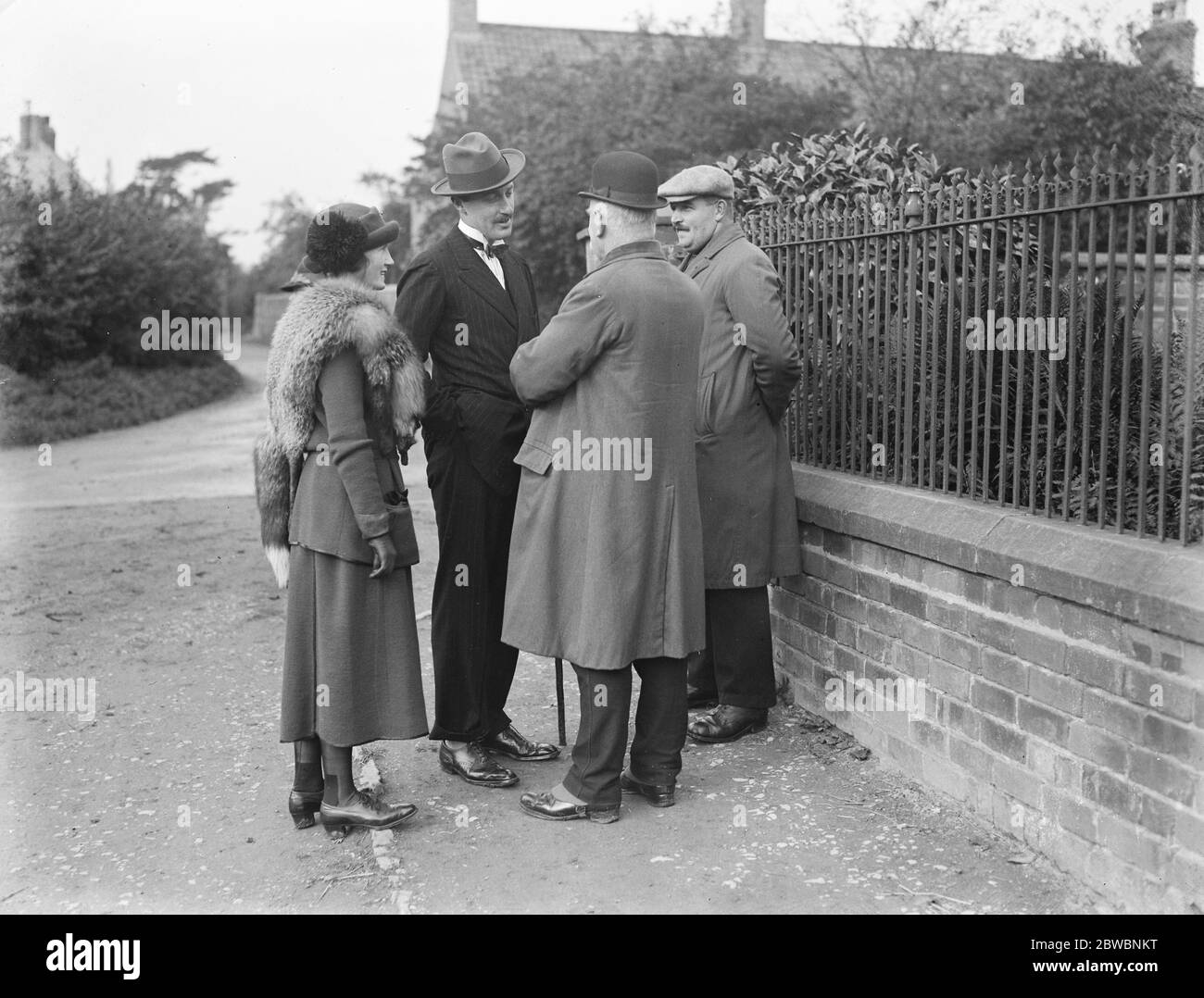 Duca di Portlands figlio ed erede di campo politico Lord Titchfield in piedi come candidato conservatore per Newark il Marchese e Marchesa di Titchfield mentre fuori chiacchierata canvasante con un villager di West Bridgford 24 ottobre 1922 Foto Stock