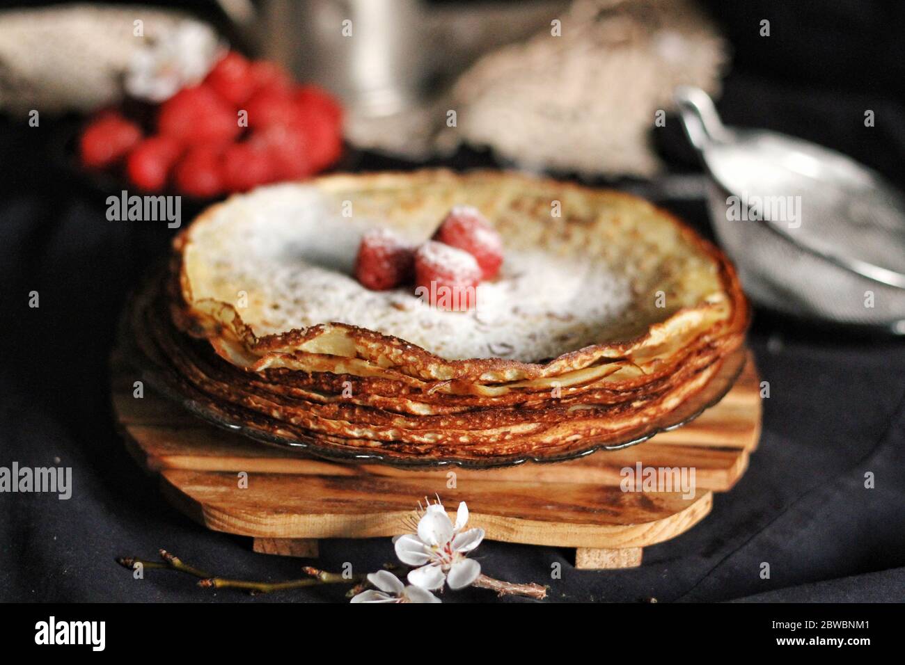 Crepes sottile, frittelle o blinis su ardesia isolato su sfondo nero, gustosa colazione Foto Stock