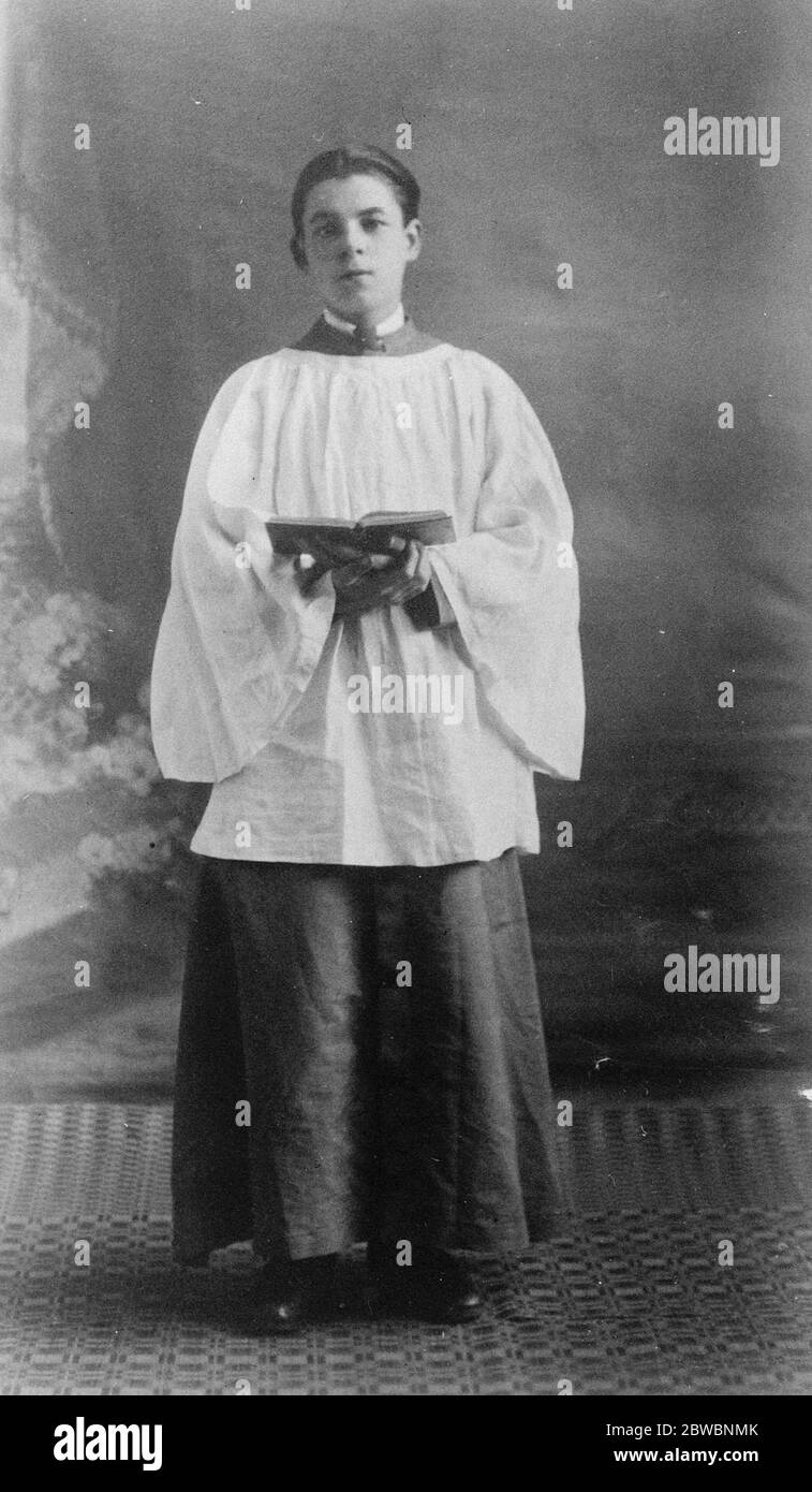 Edinburgh Boy per partecipare al Royal Wedding Robert Gurbb apprendista elettricista nella North British Rubber Works che è stato scelto come rappresentante industriale di Edimburgo per partecipare al matrimonio del Duca di York e Lady Elizabeth Bowes Lyon 9 aprile 1923 Foto Stock