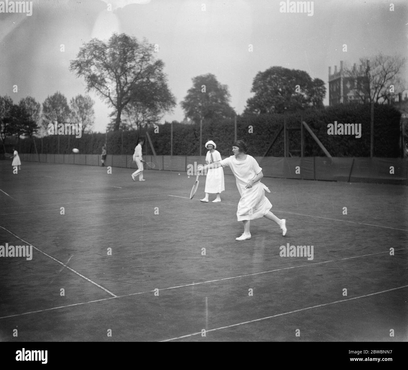 Torneo di tennis sul prato di campo duro a Hurlingham . Lady Beaverbrook  che gioca nelle Signore raddoppia con Lady Crosfield . 9 maggio 1923 Foto  stock - Alamy