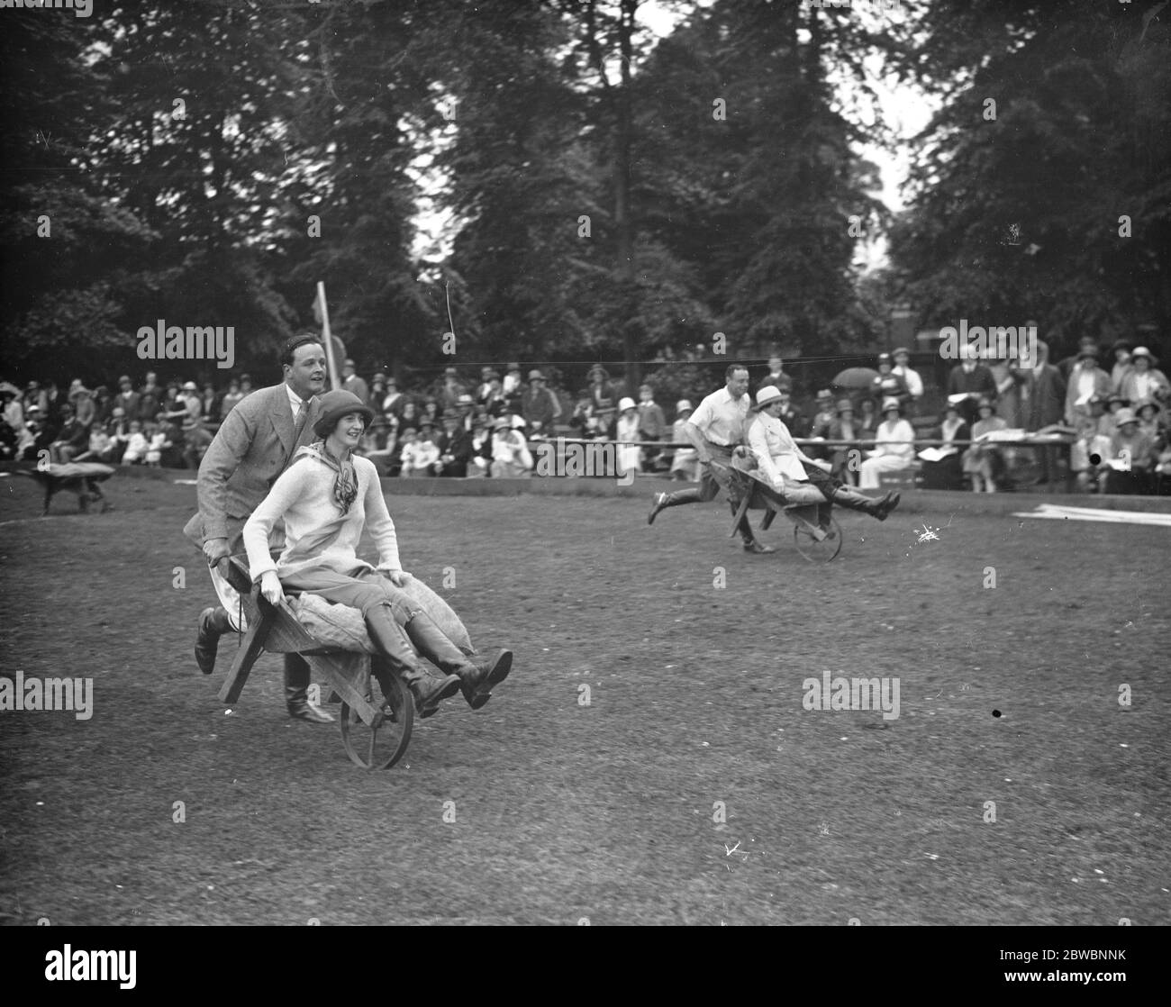 Roehampton Club Pony Gymkhana Lord Blandford e Lady Warrender nella corsa della carriola del 28 maggio 1920, Foto Stock