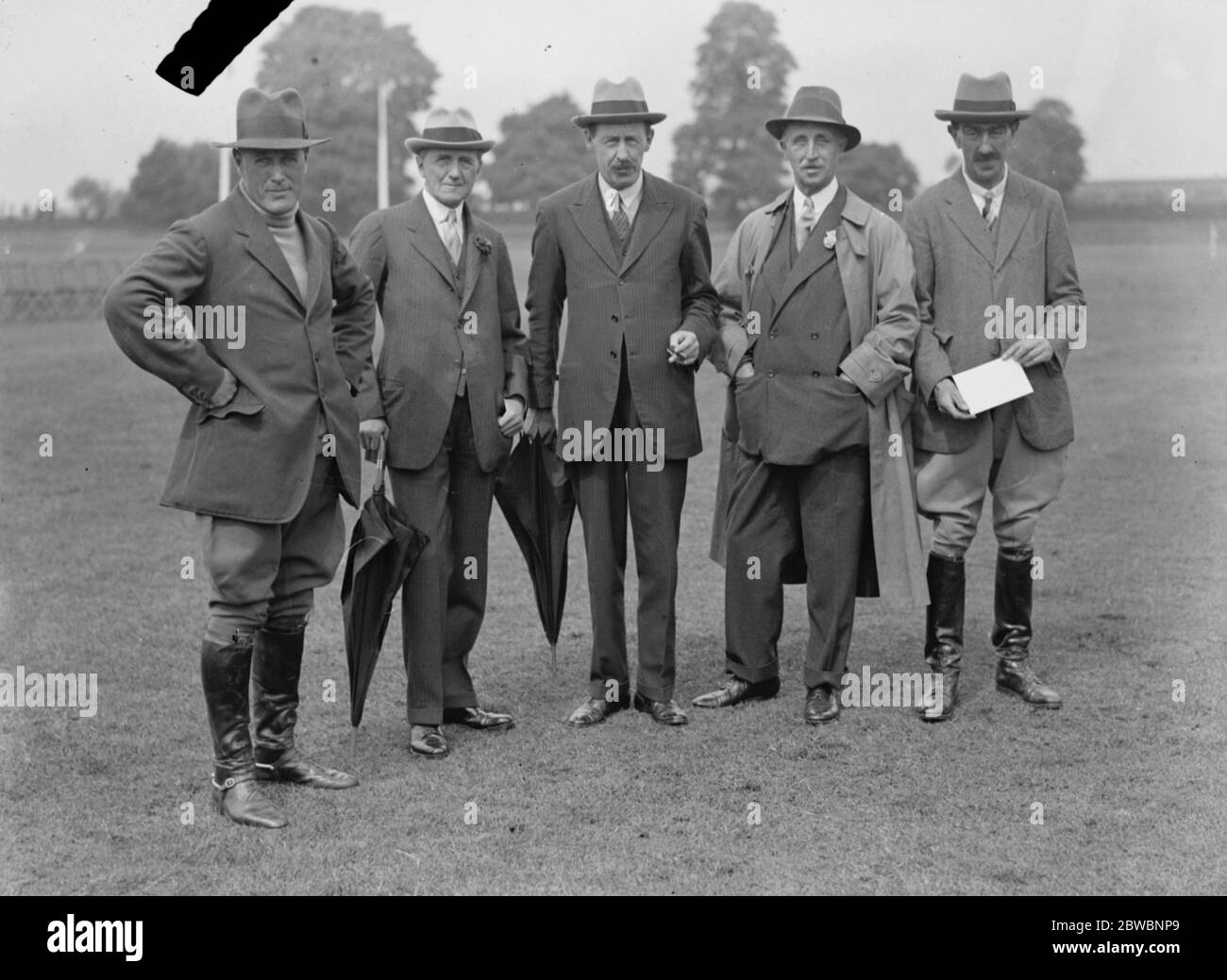 Al County Polo Pony Association Show al Ranelagh Club , West London , i giudici e gli arbitri . Essi sono, da sinistra a destra; il comandante PK Wise, il signor Tresham Gilbey, il colonnello Matthew Lannowe, il maggiore Mason e il tenente colonnello VN Lockett. 18 luglio 1930 Foto Stock