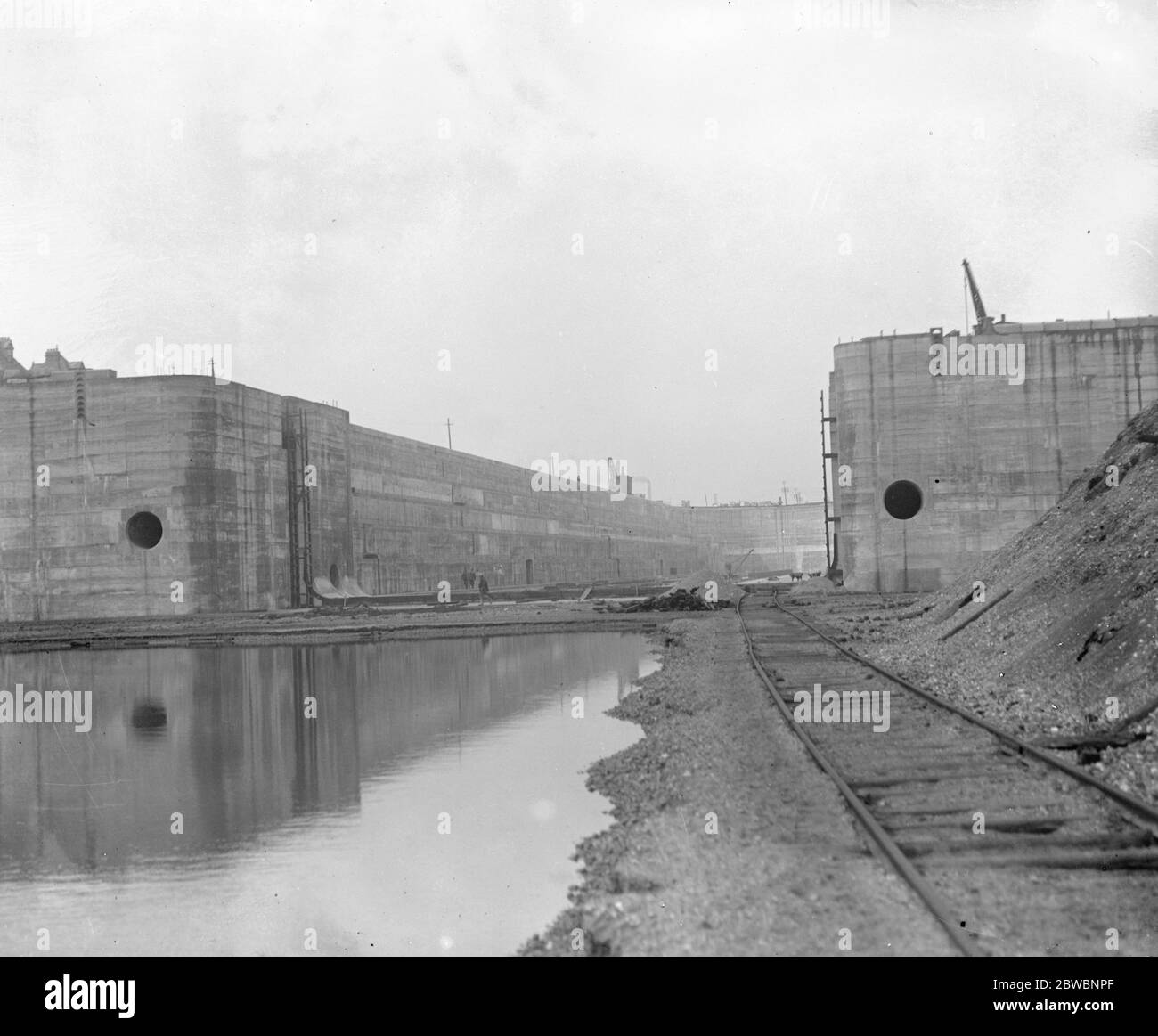 Nuovo molo londinesi nel corso dei lavori nei pressi di North Woolwich , una volta completato , sarà in grado di ospitare navi come l' Aquitania ' l'ingresso al molo 2 aprile 1919 Foto Stock