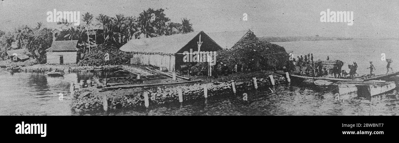 Isola di Caroline nella linea meridionale Isole dell'Oceano Pacifico centrale la stazione di Coaling che mostra i nativi circa per carbone la nave mensile che prende la copra dall'isola il 1921 agosto Foto Stock