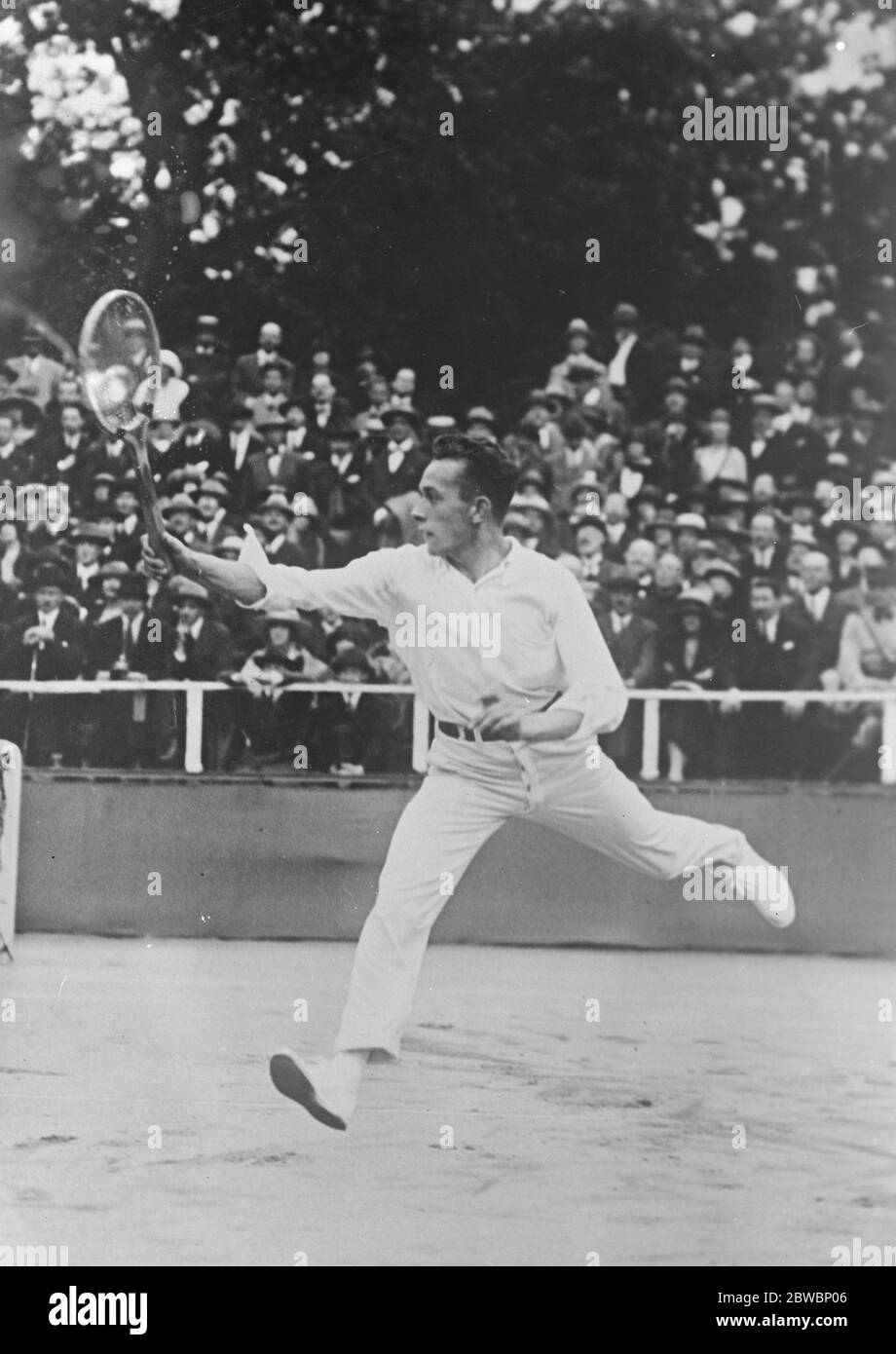 Campione di tennis francese N Cochet il campione francese che gioca nei singoli dei gentlemans dei campionati francesi di hard Court a Parigi . Ha sconfitto il titolare M Samazeuilh il 15 giugno 1922 Foto Stock