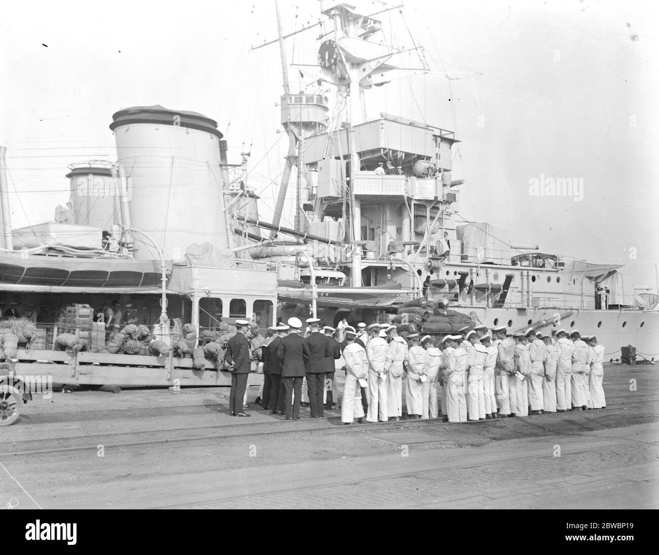 La crisi del Vicino Oriente , HMS Ceres un incrociatore leggero di classe C che rimette in servizio per un rapido ritorno nel mediterraneo uomini dell'equipaggio Ceres , accanto alla loro nave Chatham , Kent 18 settembre 1922 Foto Stock