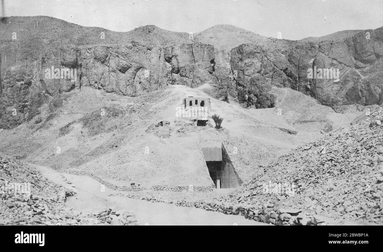 Valle del tesoro . L'esterno di una tomba scavata nella Valle dei Re , a Tebe , vicino al luogo dove è stata realizzata la meravigliosa scoperta di Lord Carnarvon . 1922 Foto Stock