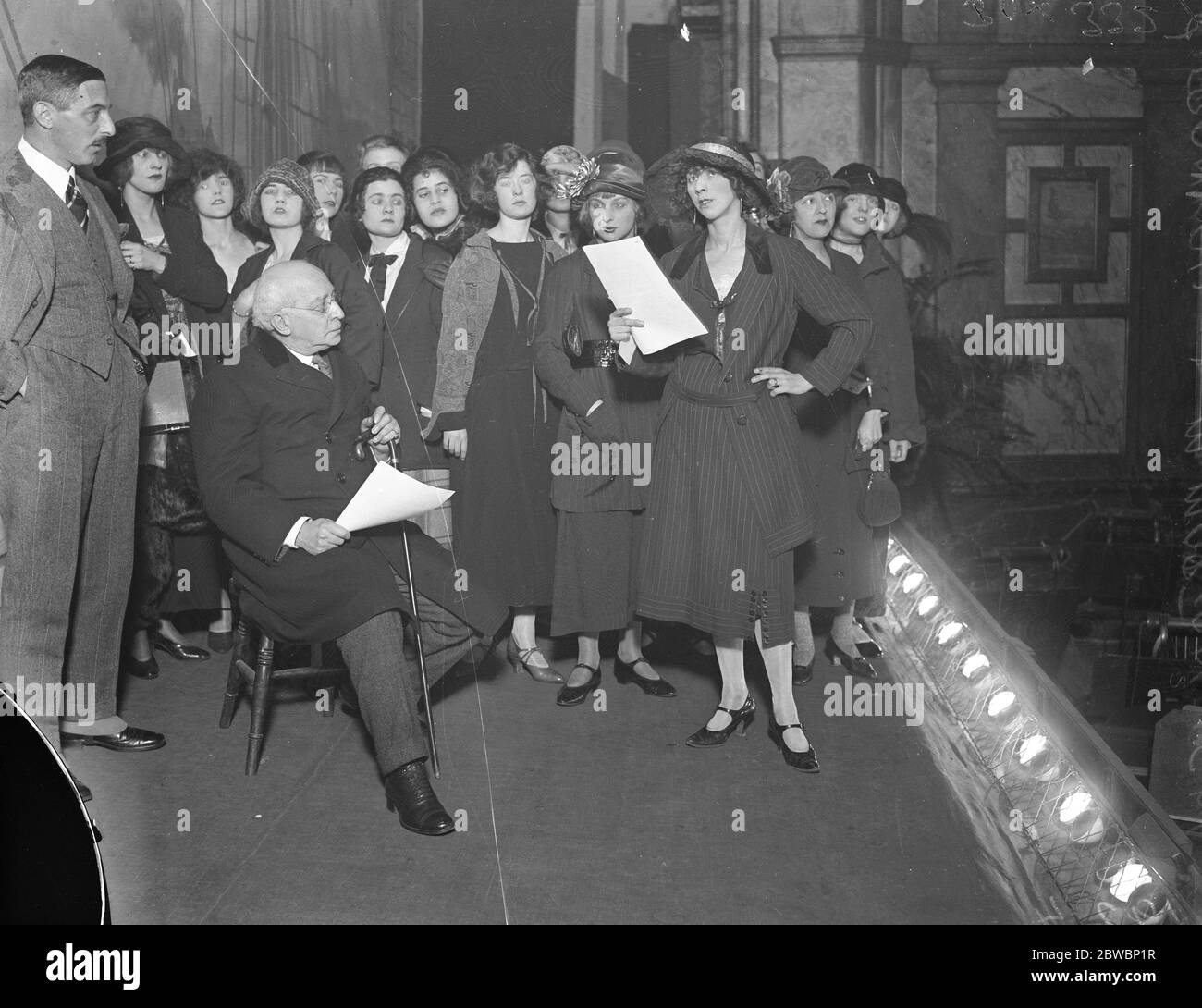 Molti candidati per un lavoro di sterlina un minuto al Palace Theatre . Gilbert Frankau ha scelto al Palace Theatre , la signora che recita il nuovo prologo per il film Anna Christie . Lo stipendio offerto era di una libbra al minuto. Gilbert Frankau (estrema sinistra) e Michael Morton (seduto ) al giudice. 4 marzo 1924 Foto Stock