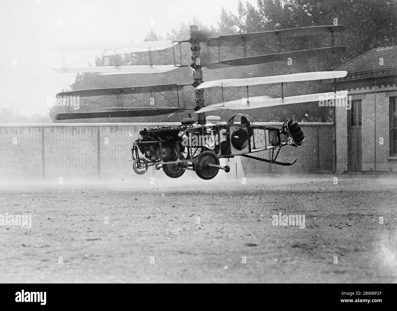 Il marchese di Pescara ha appena fatto diversi voli di successo con il suo nuovo elicottero all'Issy les Moulineau , Aerodromo , Parigi 5 maggio 1923 Foto Stock