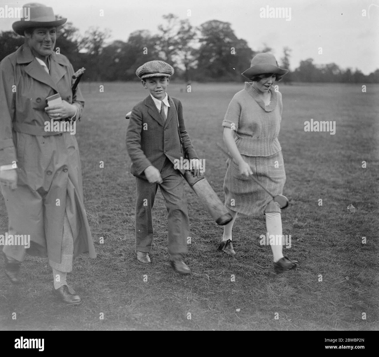 Ragazze Golf Championship il terzo campionato di golf delle ragazze è stato lodato oggi a Stoke Poges . Qui la signorina R Pharazyn con suo fratello come caddie 13 settembre 1921 Foto Stock