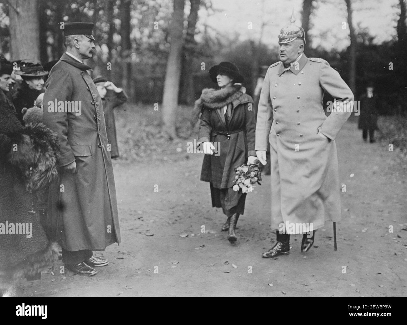 I reali tedeschi alla tomba del Principe Eitel Friedrich e della sua consorte, ex Kaiserin, si sono dati sulla strada per la tomba 25 ottobre 1922 Foto Stock