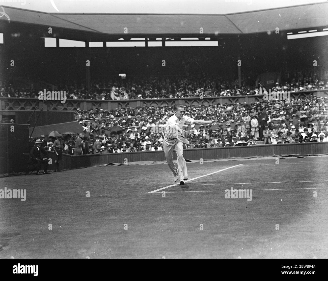 Il grande match all American a Wimbledon . Richards in gioco contro W M Johnston . 3 luglio 1923 Foto Stock