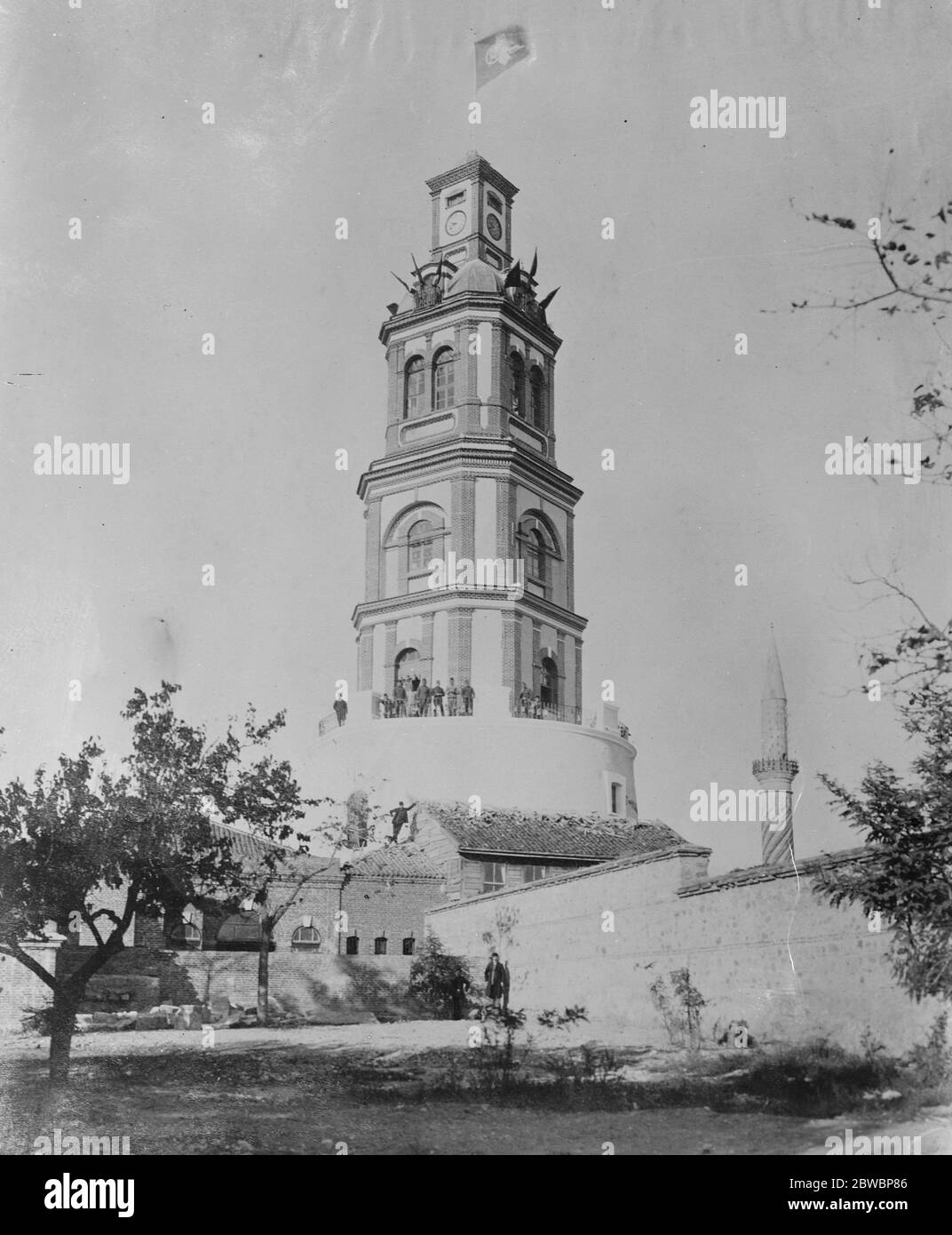 La bandiera turca volerà ancora una volta su una famosa torre dell'orologio una vista della famosa torre dell'orologio ad Adrianopla . Questa è la città traciana che figura in modo così preminente nella discussione a Losanna . I Turchi rivendicano Karegatch come sobborgo 28 novembre 1822 Foto Stock