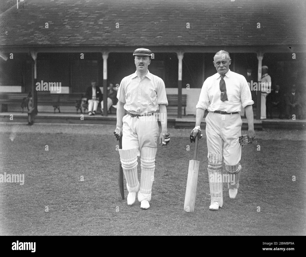 I pari e i deputati di Cricket la Camera dei Comuni e la Camera dei Lord si opposero alla Westminster School sul terreno di quest'ultima. Lord Gainsford ( a destra ) uscendo a piangare con il Capitano Metcalfe 15 giugno 1922 Foto Stock