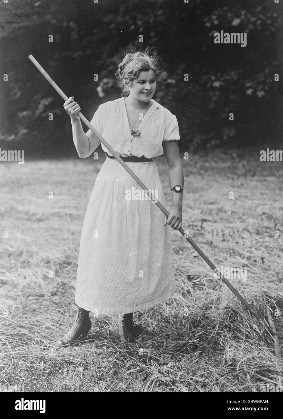 Intitolata Girl Goes on the Land la baronessa Margaret Gullstrand , che ha abbandonato la Stockholm Society per i lavori agricoli 26 ottobre 1922 Foto Stock