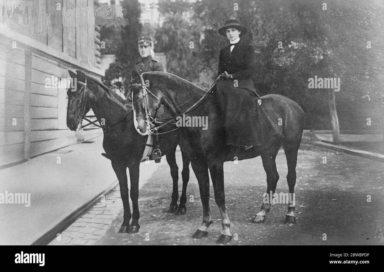 La situazione dei reali greci Re Giorgio di Grecia fuori con sua sorella la Principessa della Corona di Romania 4 dicembre 1922 Foto Stock