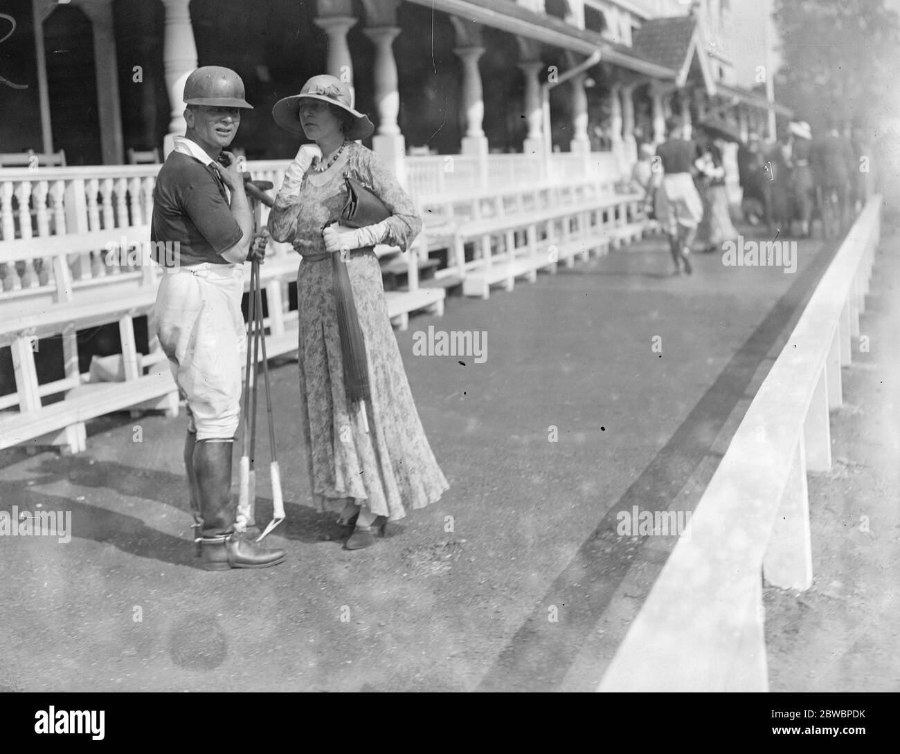 Polo al ranelagh Club , Londra Ovest . In gara per la Coppa Duca di York , la squadra della Royal Navy contro la Royal Air Force . Nella foto sono raffigurati il Lieutenente Commander LAR Wright , RN e Miss Wright . 19 luglio 1934 Foto Stock