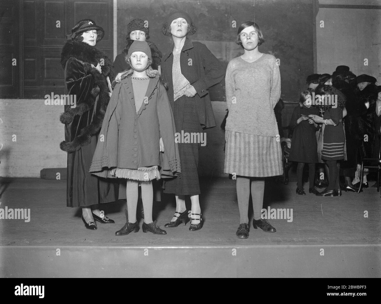 Società Bambino Matinee Produttori UN rehersal si è tenuto presso il teatro di Corte il lunedì di un matinée prodotto da due bambini . Il Hon Betty Askwith e la signorina Diane Chamberlian sinistra a destra Lady Gwendoline Churchill , Lady Lauvery , Lady Diana Duff Cooper , Hon Betty Askwith e Miss Diane Chamberlian 9 davanti ) in rehersal 27 marzo 1922 Foto Stock