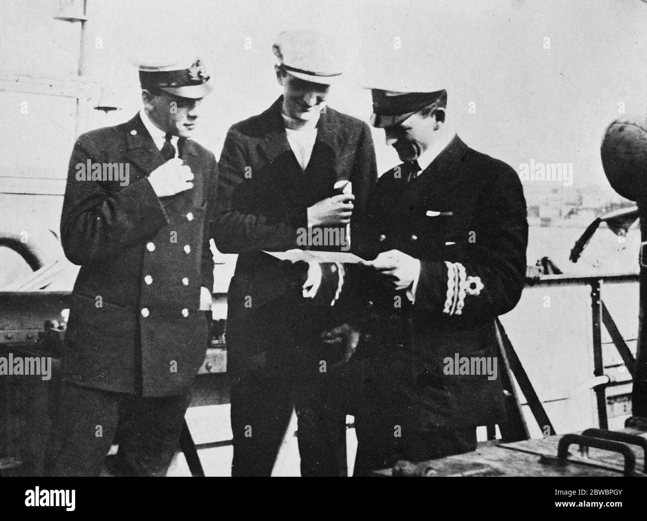 A bordo della nave misteriosa PC 61 Worsley ( a destra ) che mostra il disegno del sottomarino UC 34 ( appena ramato e affondato ) al capitano tedesco per l'identificazione 15 gennaio 1925 Foto Stock