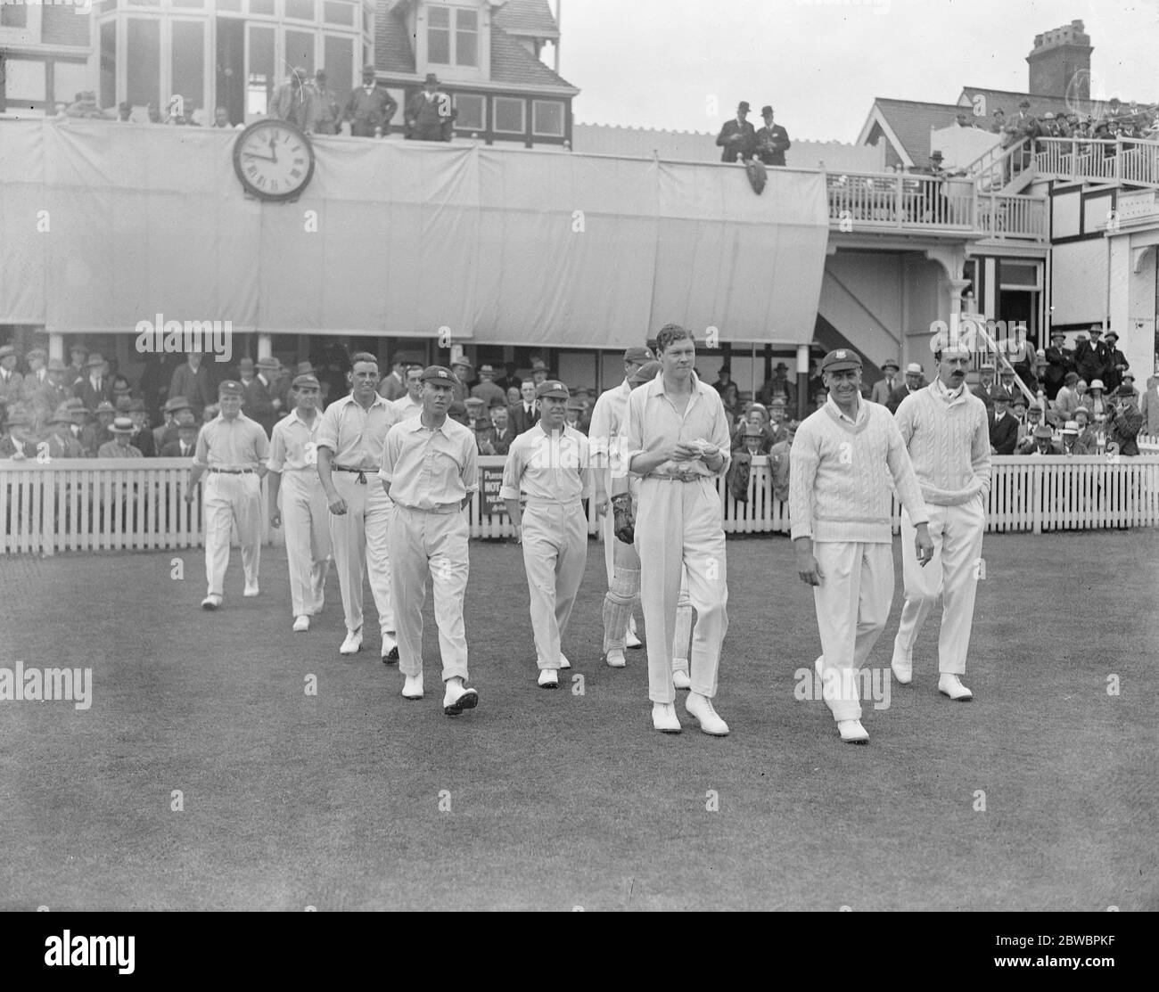 Cricket . Inghilterra contro Sud Africa a Birmingham . Inghilterra che esce in campo . 14 giugno 1924 Foto Stock