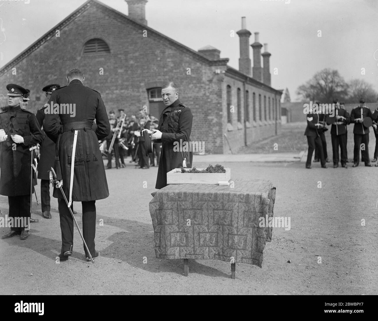 Giorno di San Patrizio con le Guardie Irlandesi . Col McCalmont decorando il suo cappello dopo aver distribuito lo shamrock agli ufficiali e agli uomini . 17 marzo 1924 Foto Stock