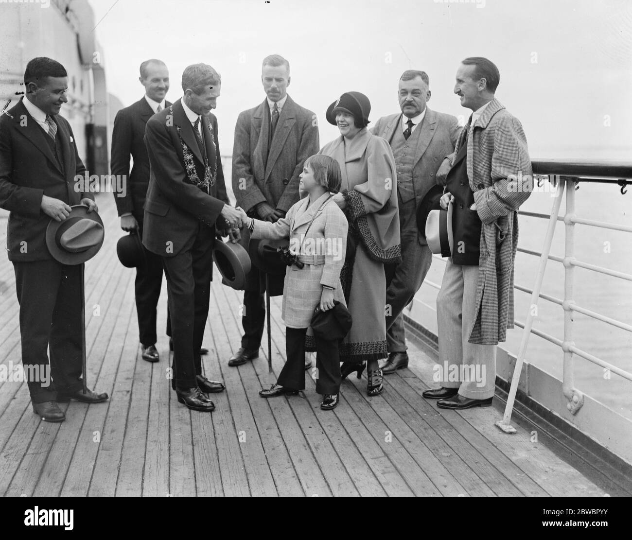 Jackie Coogan arriva in Inghilterra . Jackie Coogan ricevuto dal Sindaco di Southampton . Dietro di lui si vede la signora Coogan e all'estrema destra il signor Coogan . 13 settembre 1924 Foto Stock