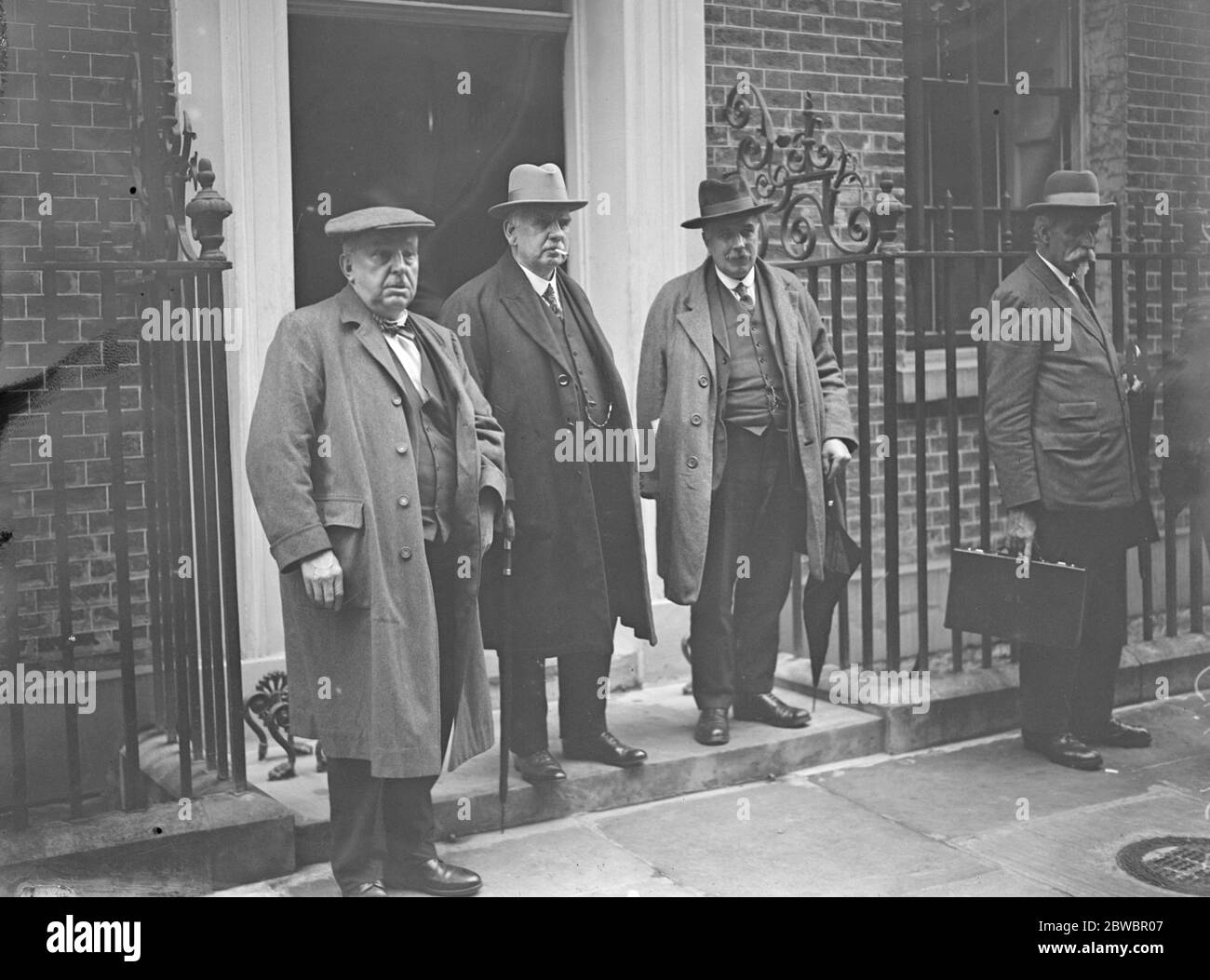 Riunione per discutere il funzionamento del regime di riparazione Dawes . A Downing Street il primo Ministro ha ricevuto l'esecutivo della Federazione dei minatori di Gran Bretagna per discutere il funzionamento del programma di riparazione Dawes in quanto influisce sull'industria mineraria di questo paese. Da sinistra a destra: H. Smith, Tom Richards e Richardson. 1 ottobre 1924 Foto Stock