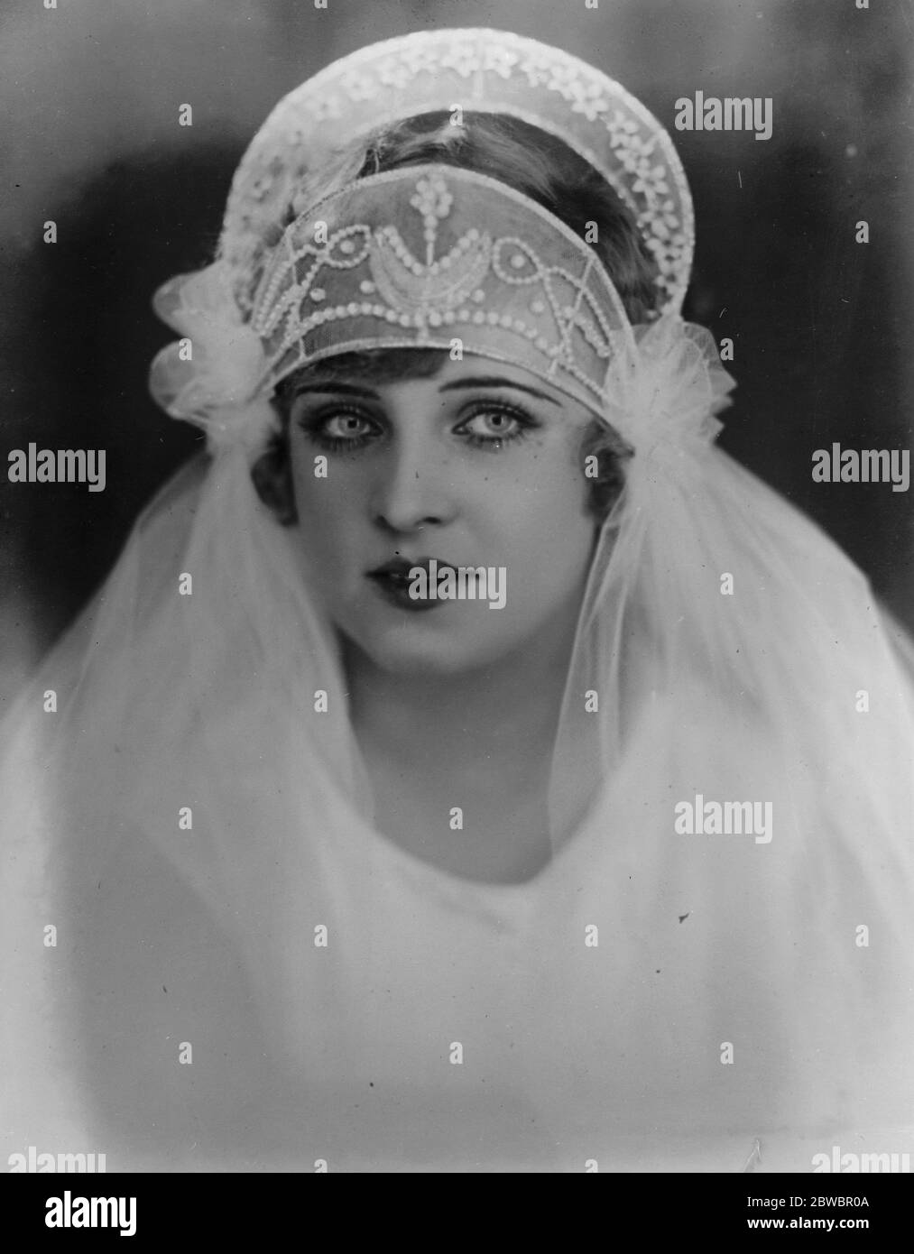 Introduttore di ' Fashion Hit' della stagione. Mlle Colette Darfeuil che indossa perle di vari colori come un diadem attraverso la parte anteriore dei suoi capelli . 19 gennaio 1927 Foto Stock