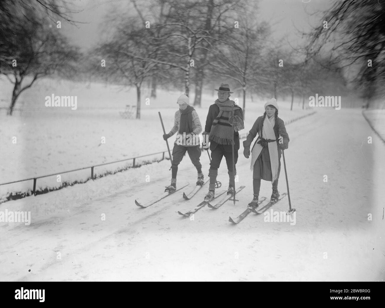 Sciare nel Green Park . Sir Harry Brittain con suo figlio e sua figlia portare in città lo sport alpino . Attraversamento di Green Park . 15 gennaio 1926 Foto Stock