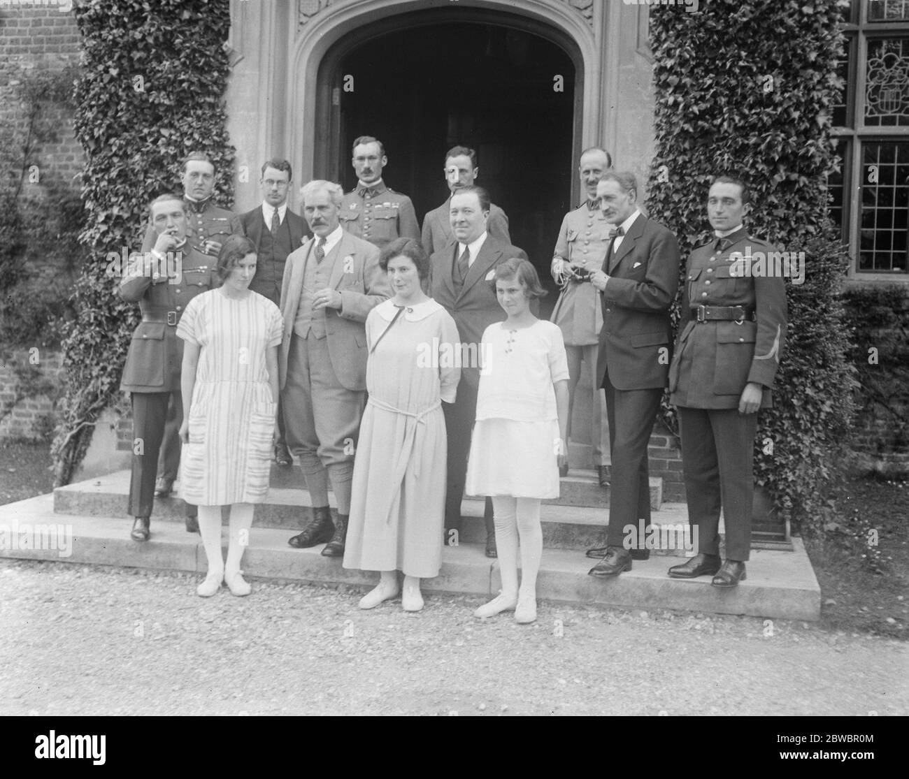 Il Premier intrattiene gli air-aces francesi al Chequers . Il signor Ramsay MacDonald con le sue figlie (da sinistra a destra) manca Joan, Ishbel e Shelia a Chequers con i loro ospiti, gli Aces francesi. 30 giugno 1924 Foto Stock