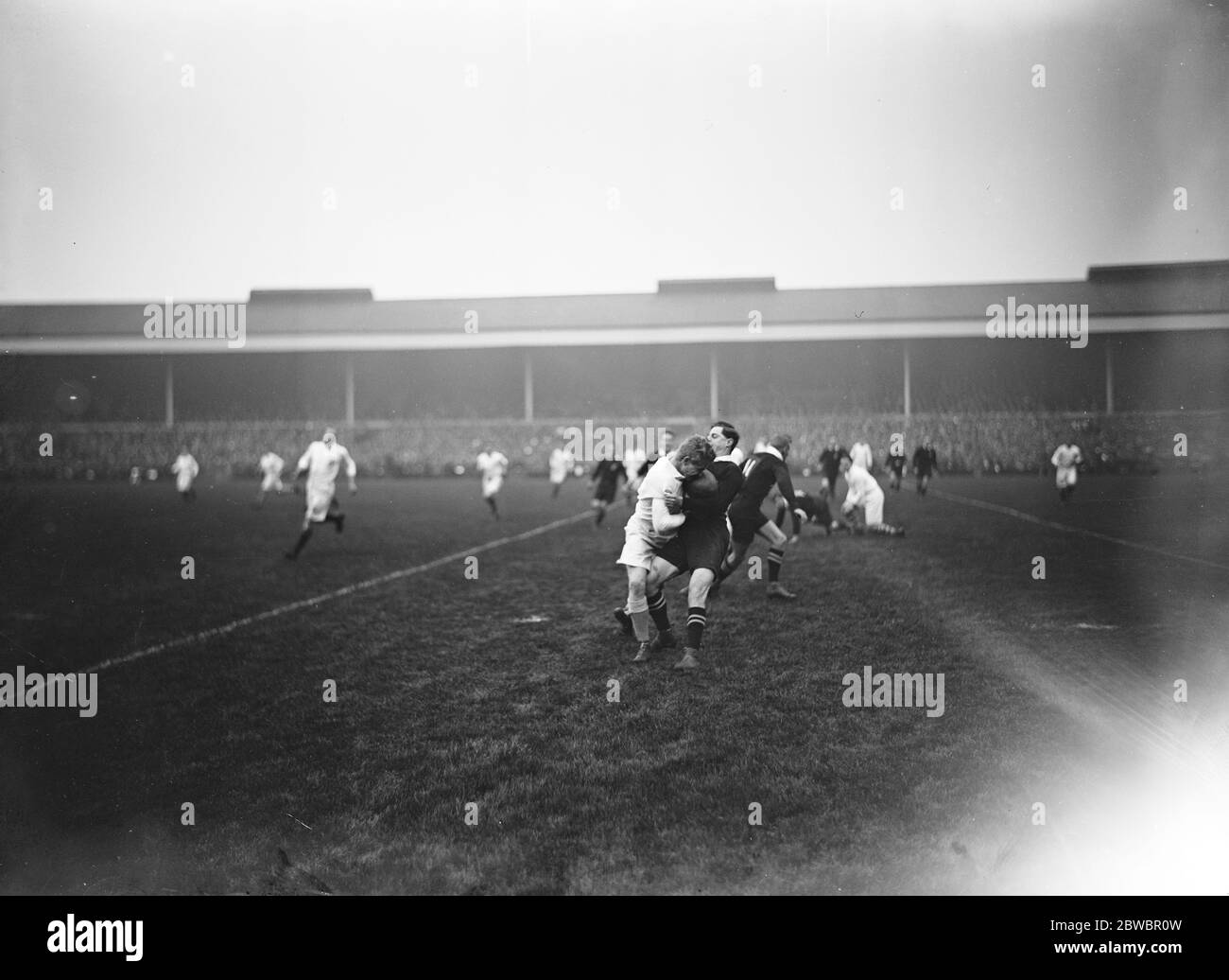 La Nuova Zelanda sconfigge Londra a Twickenham Hamilton Wickes in un pesante paracaduta 15 novembre 1924 Foto Stock