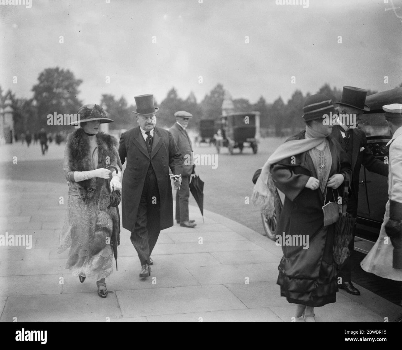 Festa del giardino reale a Buckingham Palace Lord e Lady Burnham in arrivo il 24 giugno 1924 Foto Stock
