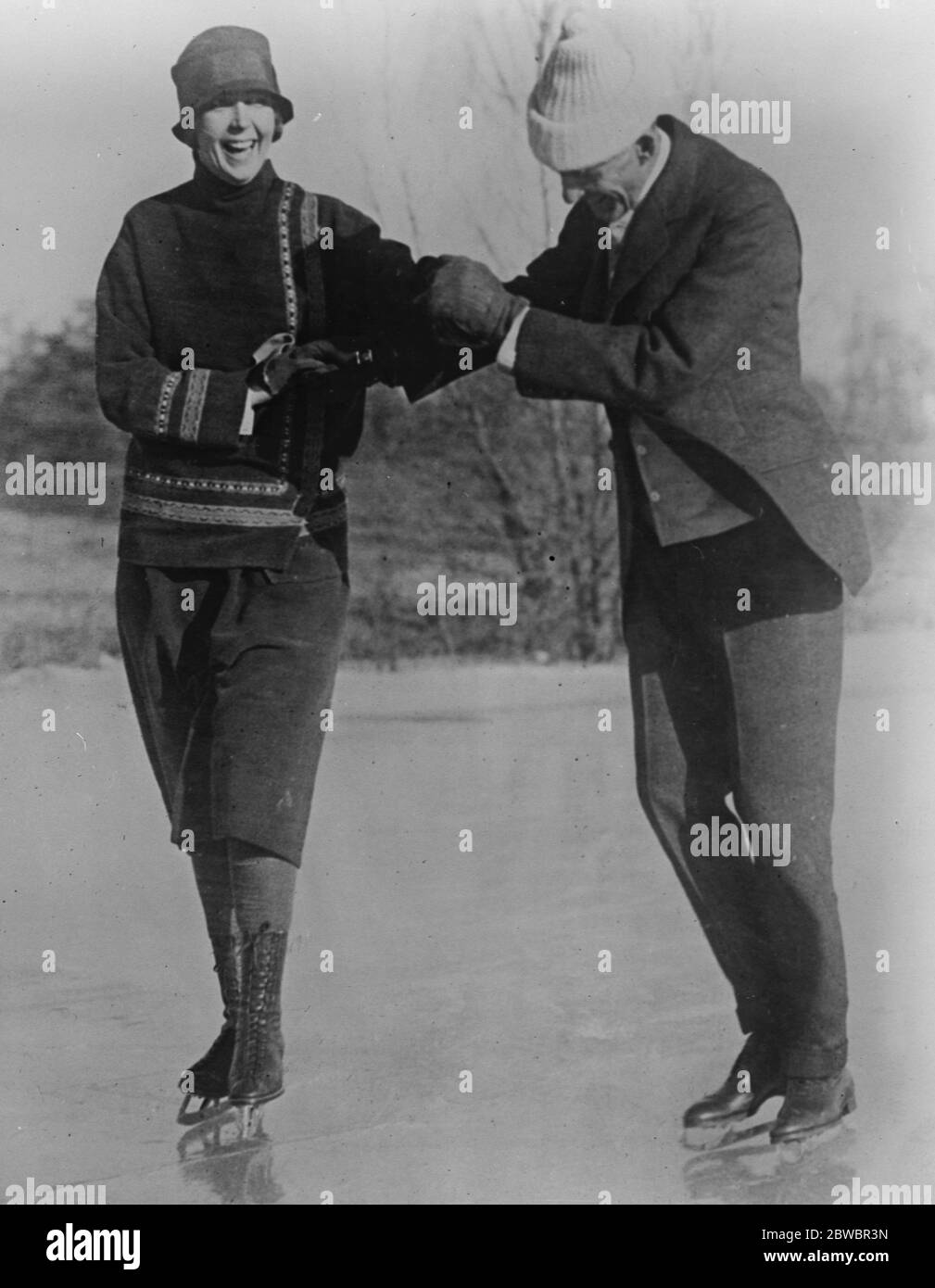 Henry Ford in una vacanza di pattinaggio . Henry Ford , il re dell'automobile, pattinare sullo stagno di Sudbury , Massachusetts . 25 gennaio 1926 Foto Stock