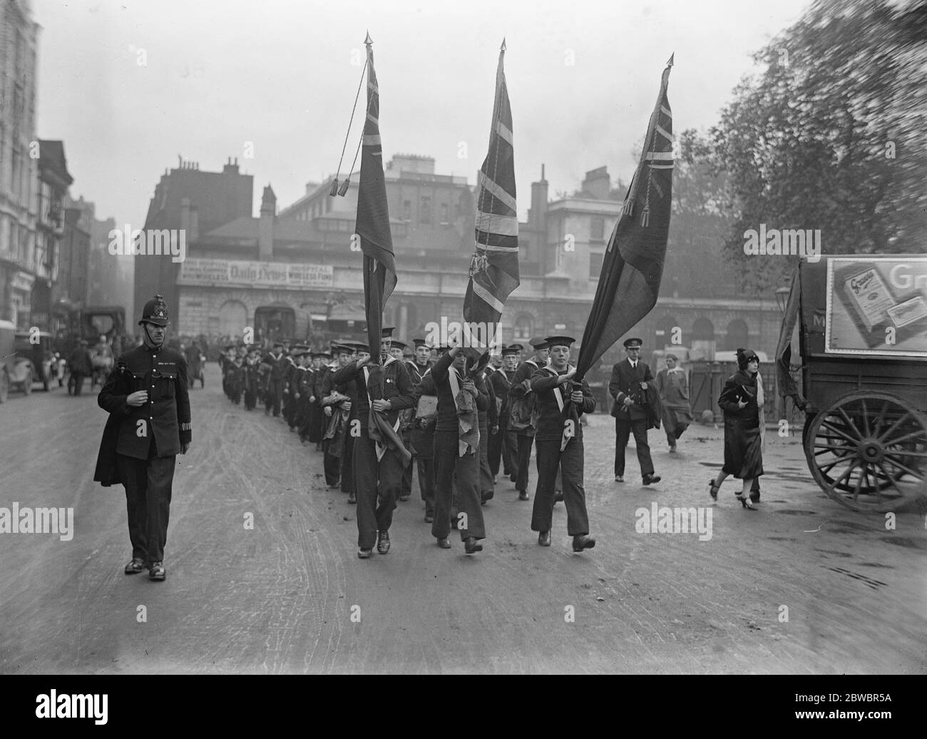 Giornata di commemorazione dei Trafalgar presso St Barthomew' s, Smithfield. Ragazzi della nave da addestramento Aretusa che partono con i loro colori . 21 ottobre 1925 Foto Stock