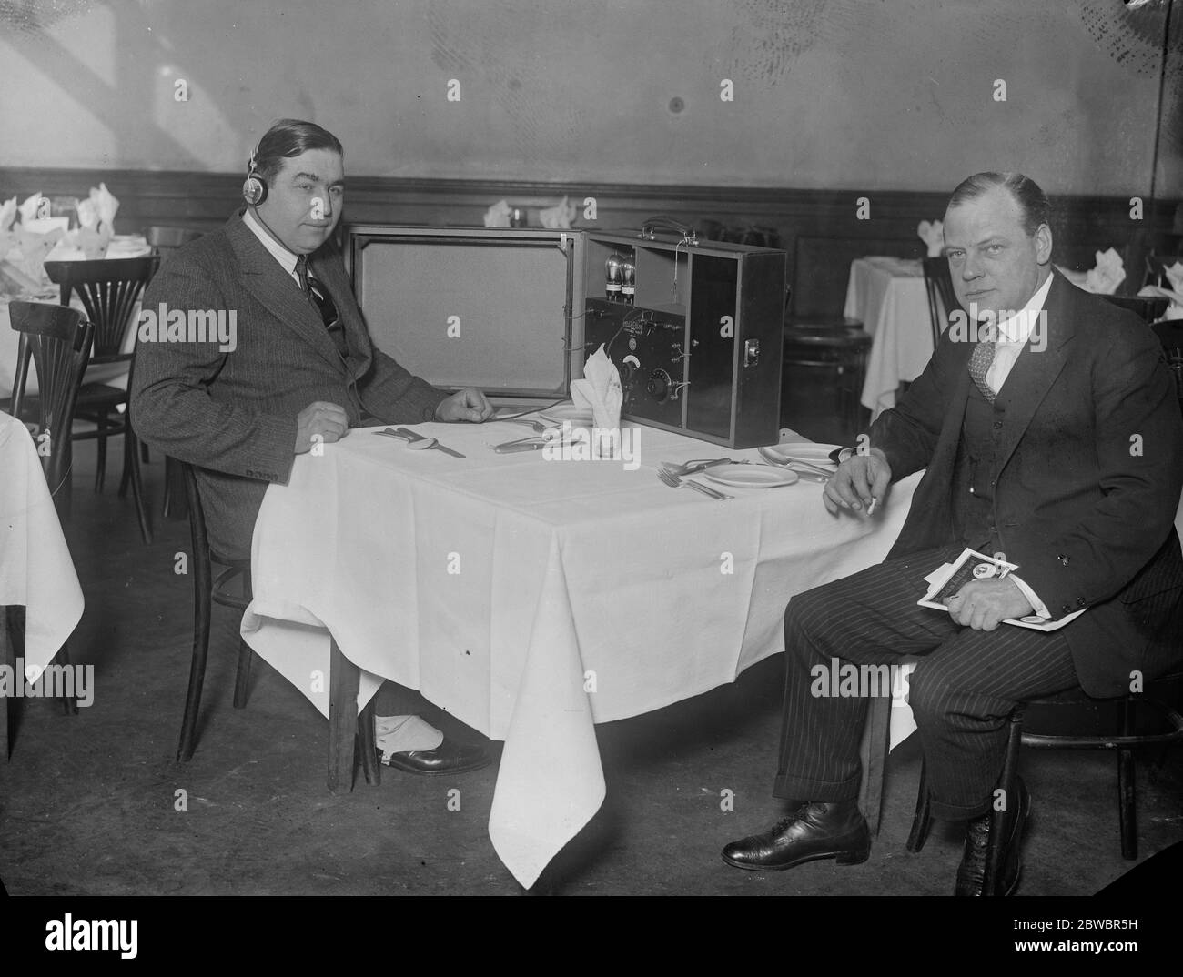 Mostra wireless nella sala florovivaistica . Commander Kenworthy , M P , ascoltando una dimostrazione di un apparecchio portatile senza fili a pranzo . 10 ottobre 1925 Foto Stock