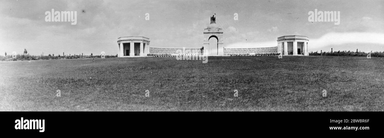 Memoriale di guerra sudafricano a Delville Wood da scoprire . Vista dell'arco che fa parte del memoriale . 8 ottobre 1926 Foto Stock