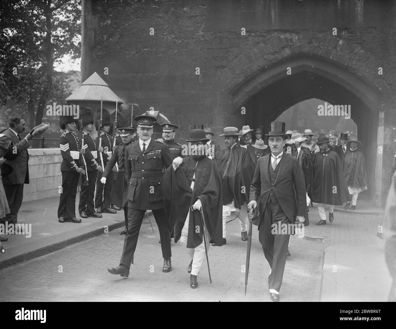 RAS Tafari alla Torre di Londra . Il Regente di Abissinia ha effettuato una visita di ispezione alla Torre di Londra . RAS Taari fotografò durante la sua visita . 8 luglio 1924 Foto Stock