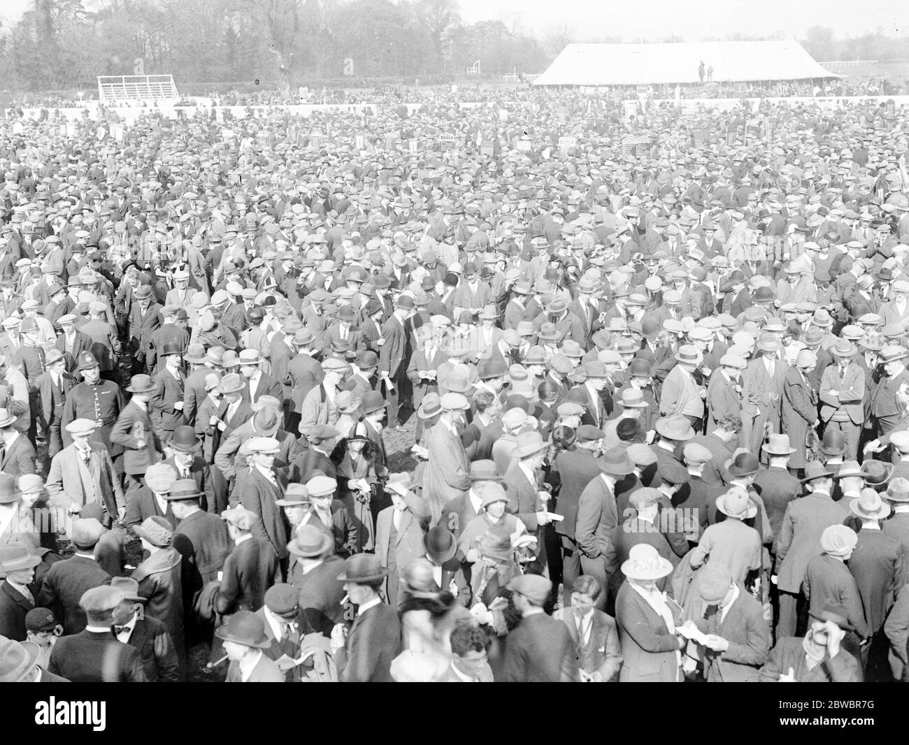 Grande folla di vacanze bancarie a Kempton . Parte di te enorme folla di spettatori alle corse di Kempton Park . 5 aprile 1926 Foto Stock
