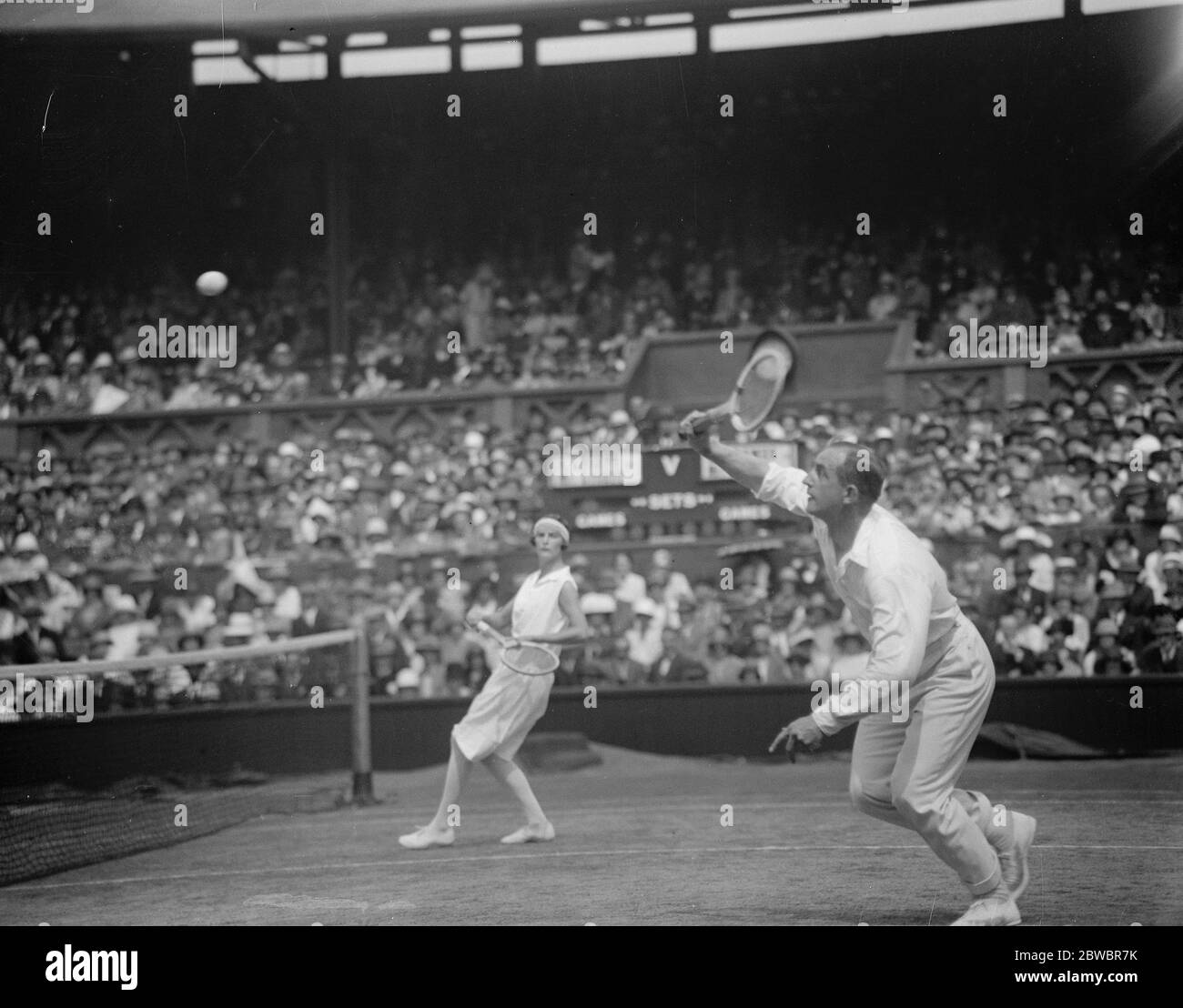Campionati di tennis su prato a Wimbledon . Il signor e la signora Lycett in gioco . 2 luglio 1925 Foto Stock