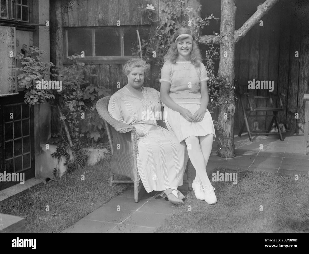 La signora Betty Nuthall , campione junior di tennis sul prato , con la madre . 29 settembre 1924 Foto Stock