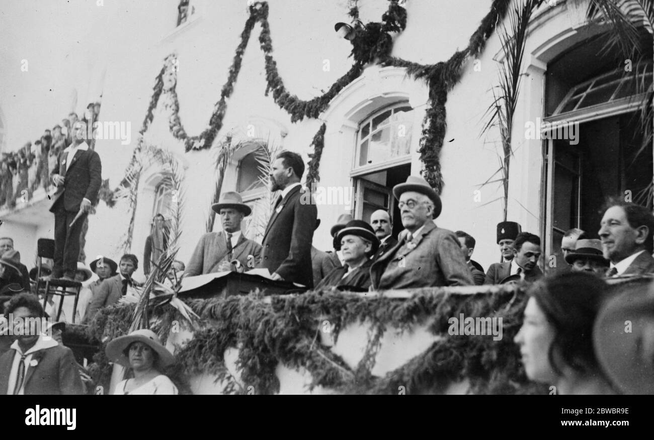 Accoglienza di Lord Balfour a Tel Aviv , Palestina . Il dottor Bogarchow , preside della scuola secondaria di Tel Aviv , ha pronunciato il discorso di apertura alla ricezione di Lord Balfour . Lord Balfour è visto seduto accanto alla signora Dizengoff , la mayoressa di Tel Aviv . Il signor N Sokolow , vice presidente dell' Orginizzazione sionista mondiale , è all' estrema destra del quadro . 4 aprile 1925 Foto Stock